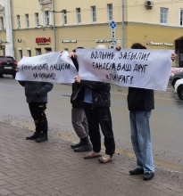 «Где автозаки?» Ярославцы прогоняли польского посла плакатами возле «Ринг Премьер Отеля»