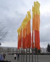 «Триколор какой-то странный»: ярославна спросила соцсети, почему к Дню Победы город украшают желтыми, оранжевыми и красными флагами
