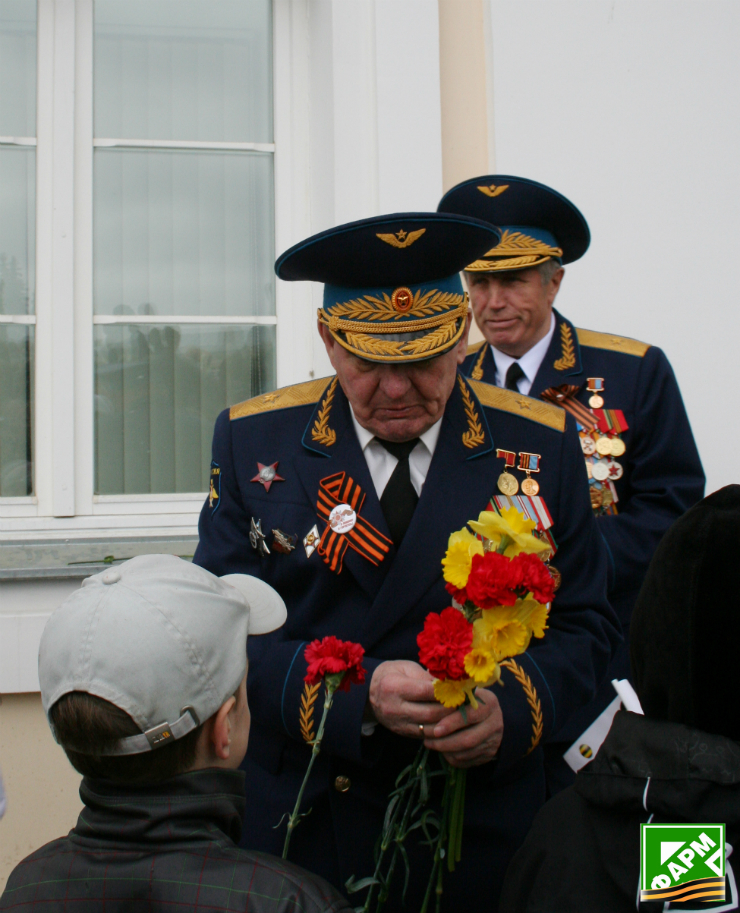 Кириллова_ветераны принимают поздравления Советская площадь.jpg