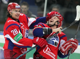 Александр Галимов и Александр Калянин празднуют гол (hclokomotiv.ru).jpg Александр Галимов и Александр Калянин празднуют гол (hclokomotiv.ru).jpg